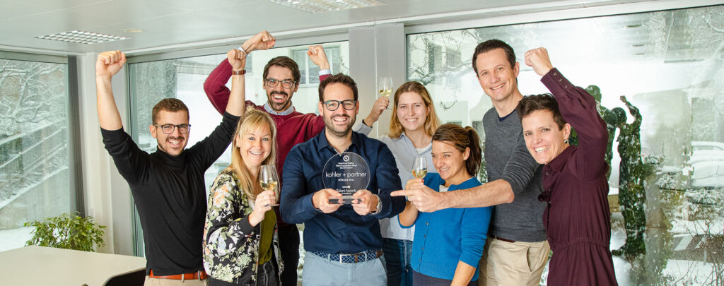 Team kohler + partner jubelt über den erhaltenen LinkedIn-Award