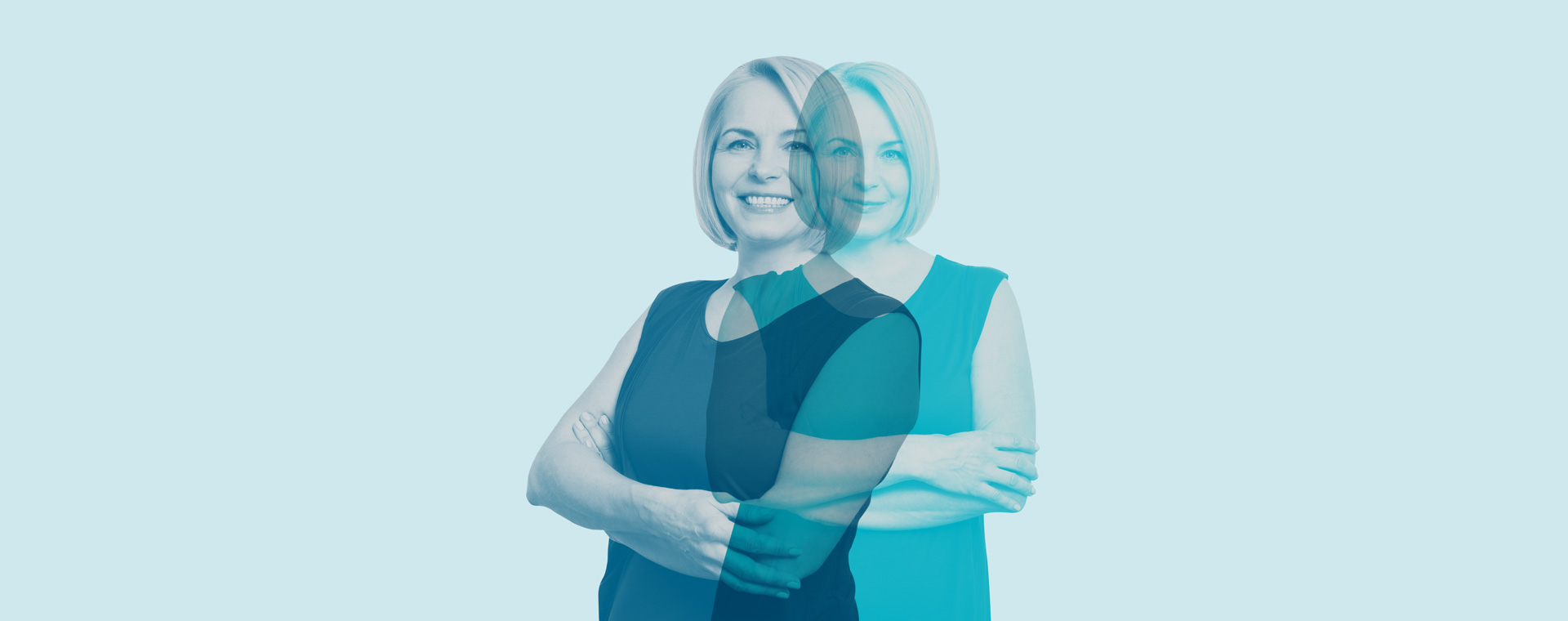 Das Bild zeigt ein Porträt einer lächelnden Frau mit kurzen, blonden Haaren. Eine leicht transparente, seitlich versetzte Kopie ihres Bildes ist überlagert, wodurch ein subtiler Doppelbelichtungseffekt in bläulichen Farbtönen entsteht.